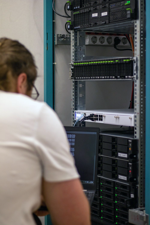 UTMshop Techniker konfiguriert am Server-Rack